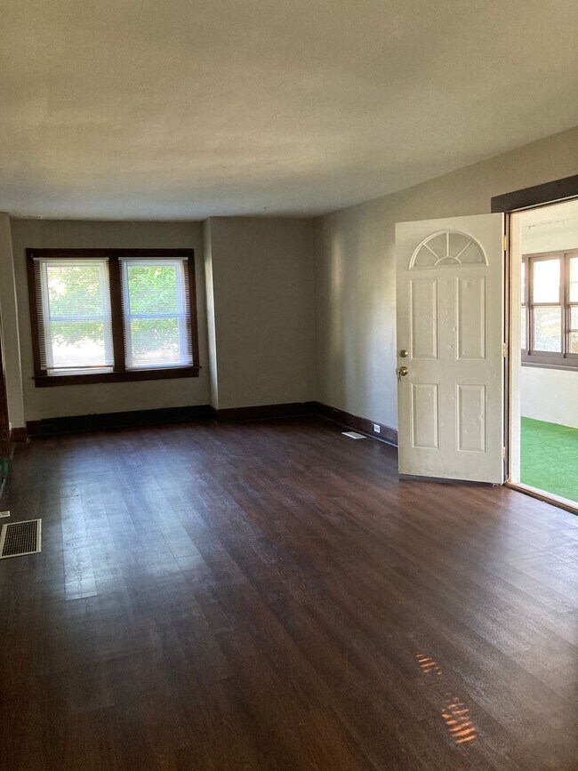 Building Photo - 3 bedroom with a bonus room! Nice enclosed sun porch!