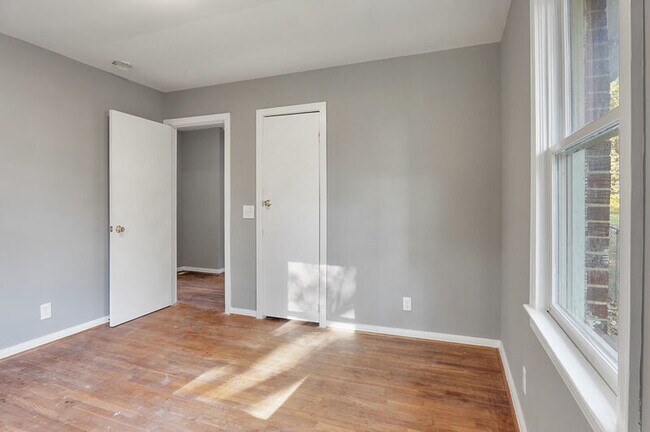 Building Photo - 402 Carver Ave