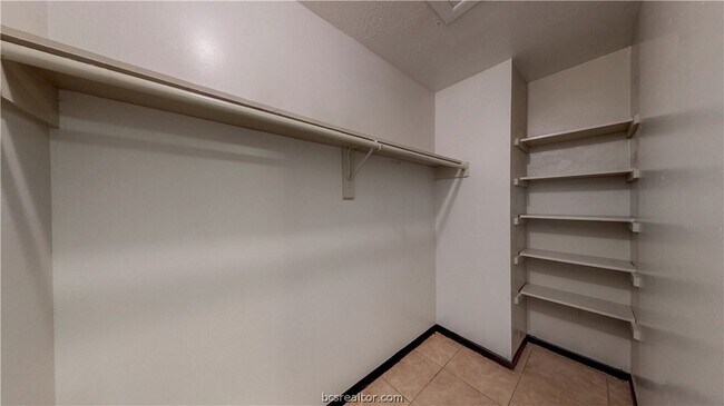 Building Photo - 725 Peppertree Dr
