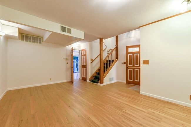 Building Photo - Fantastic 2-Bed, 2-Bath Townhouse with Pri...