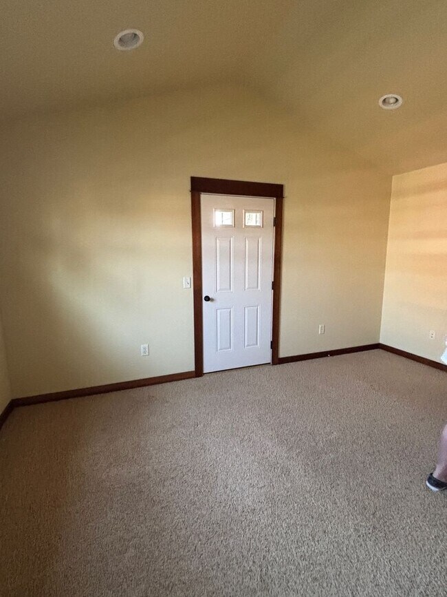 Building Photo - FIRST MONTH'S RENT FREE! New lower rent $1850