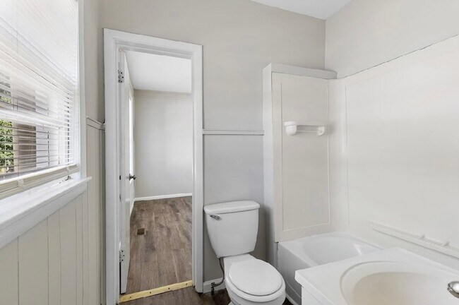 Building Photo - 621 Fairfax Ave