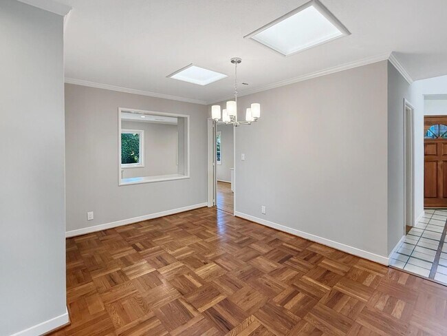 Building Photo - 527 Hilbar Ln