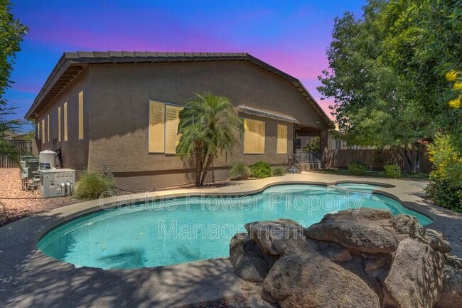 Building Photo - 1811 W Maplewood Pl