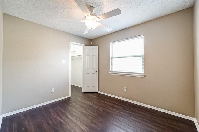 Building Photo - 1309 Oak Hollow Dr