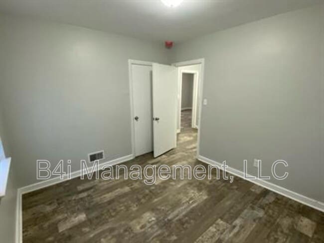 Building Photo - 10 Estes Dr