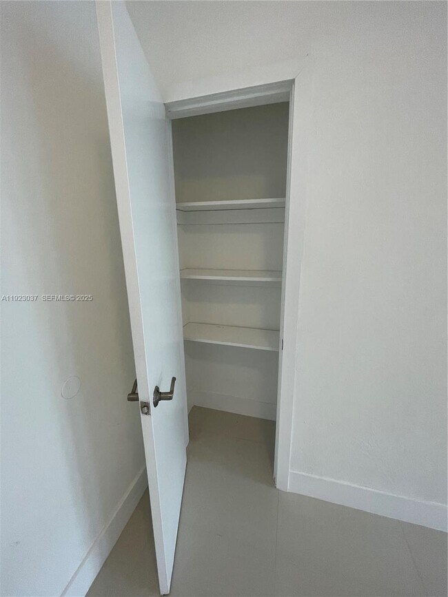 Building Photo - 8215 Crespi Blvd