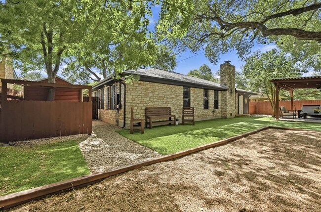 Building Photo - 303 Pin Oak Dr