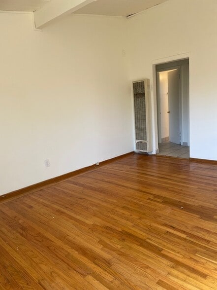 Spacious living - 3121 Alma St