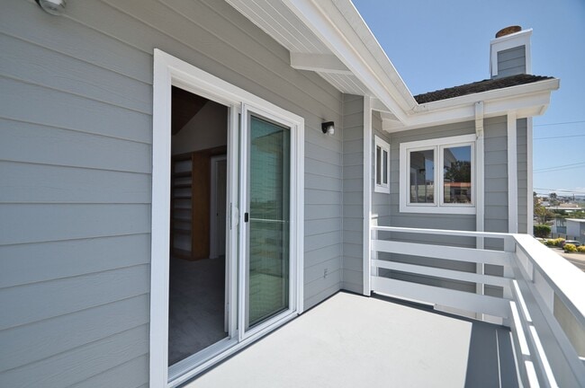 Building Photo - 4 Bed 2.5 Bath Home in Hermosa Beach For L...