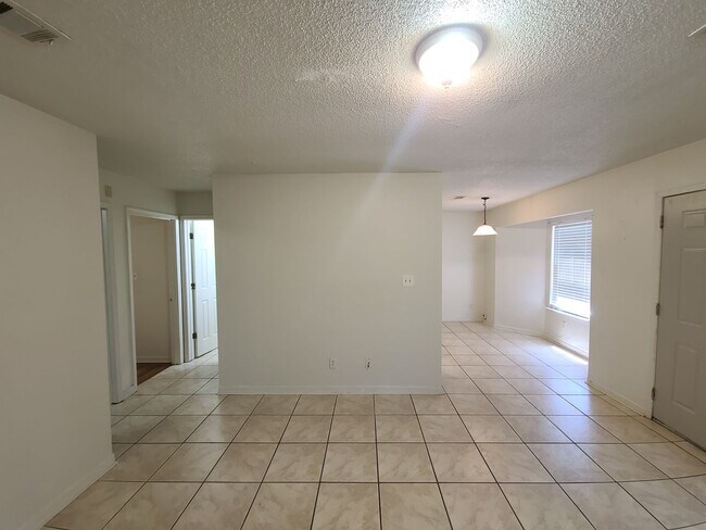 Building Photo - 2 Bedroom 1 Bath in Milton Available for Rent!