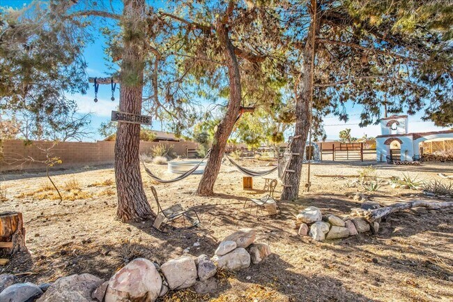 Building Photo - Stunning 3 Bedroom 2 Bathroom Home in Yucc...