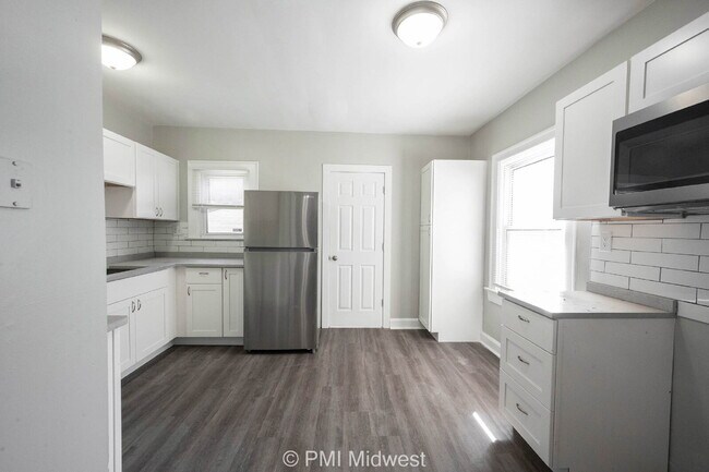 Building Photo - "Charming 3 Bedroom with Hardwood Floors i...
