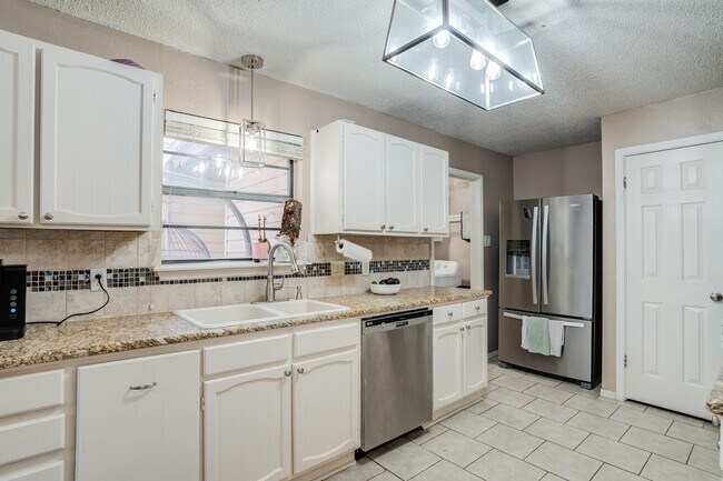 Building Photo - 8633 Knoxville Dr