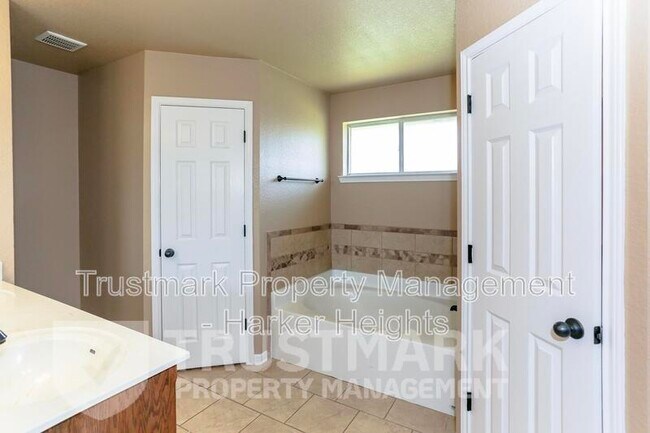 Building Photo - 200 W Little Dipper Dr