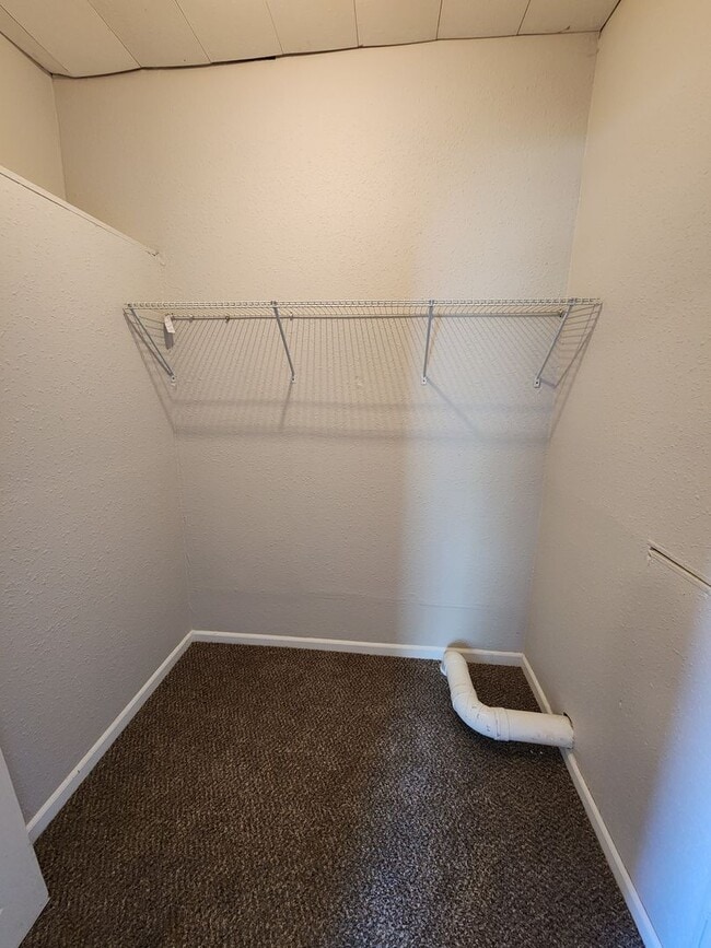 Building Photo - Spacious 3-Bedroom, 2-Bathroom Home AVAILA...
