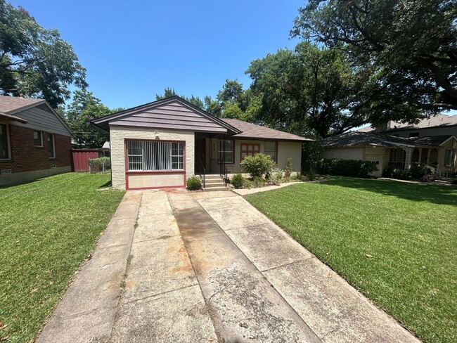 Building Photo - Great Old Lake Highlands Location!