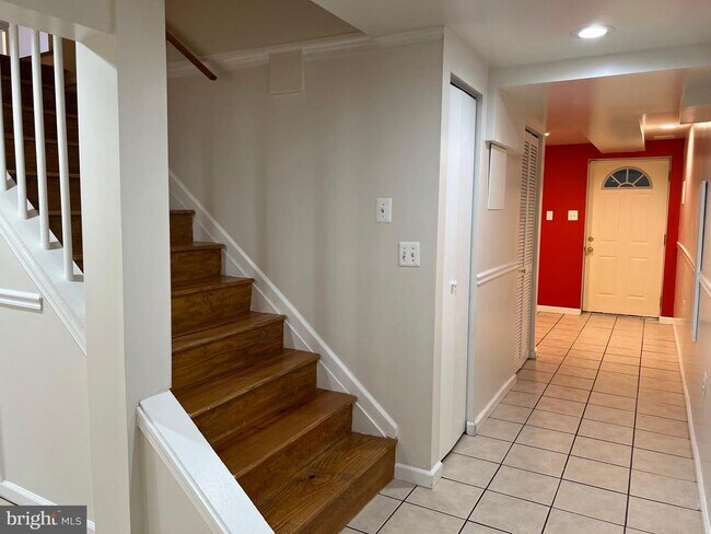 Building Photo - 9502 Tregaron Pl