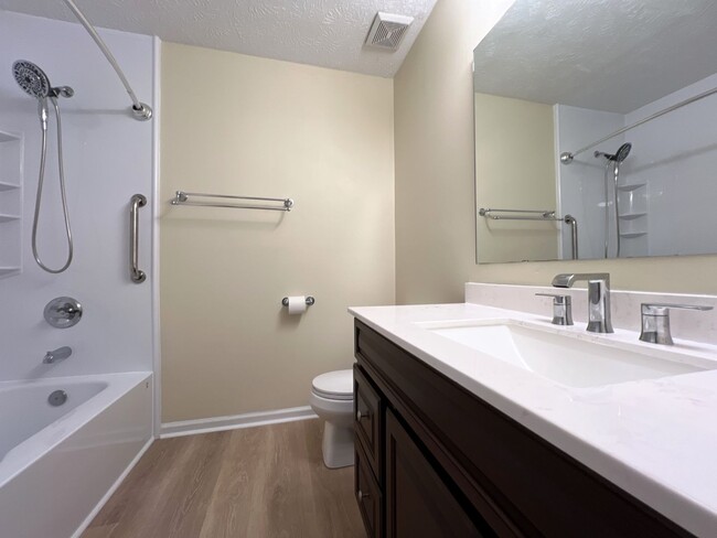 Building Photo - $350 OFF First Month's Rent! 3 Bedroom Upd...