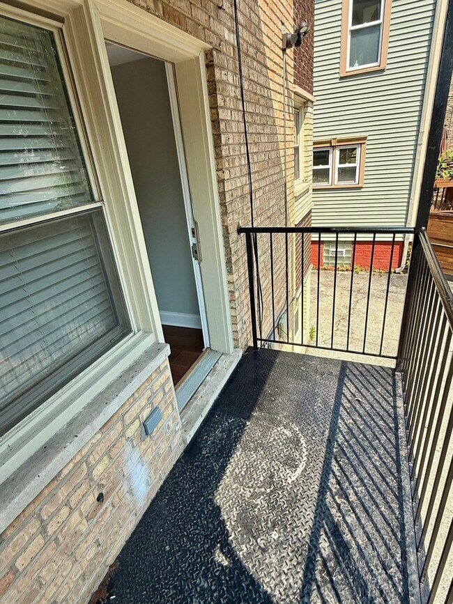 Building Photo - 1343 W Winona St