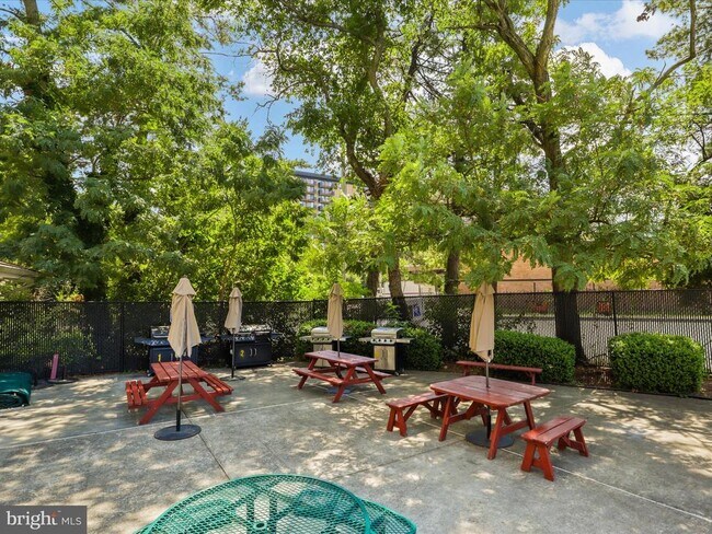 Building Photo - 301 N Beauregard St
