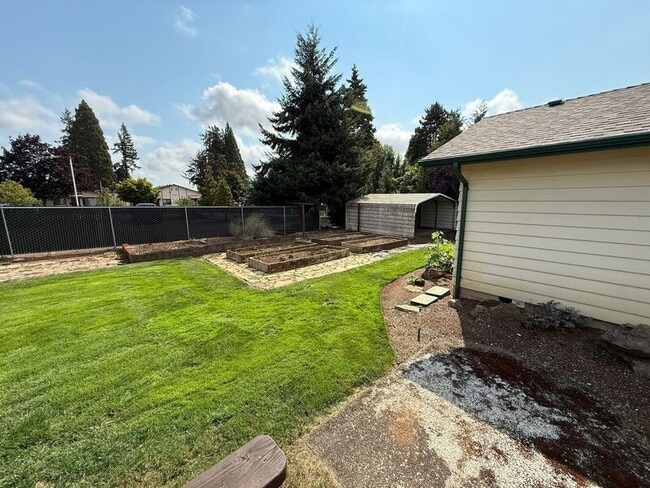 Building Photo - 460 SE Conifer Pl