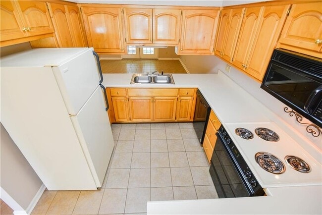 Building Photo - Duplex Available in August!