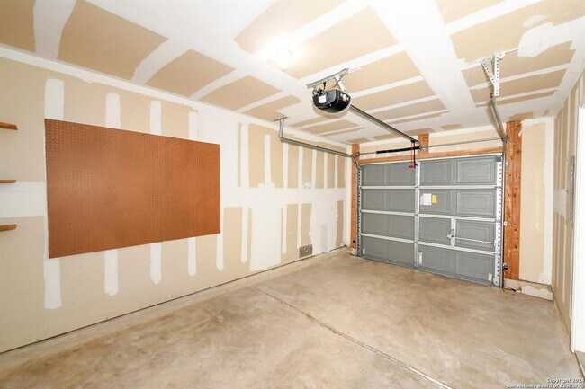 Building Photo - 16134 Branching Oaks