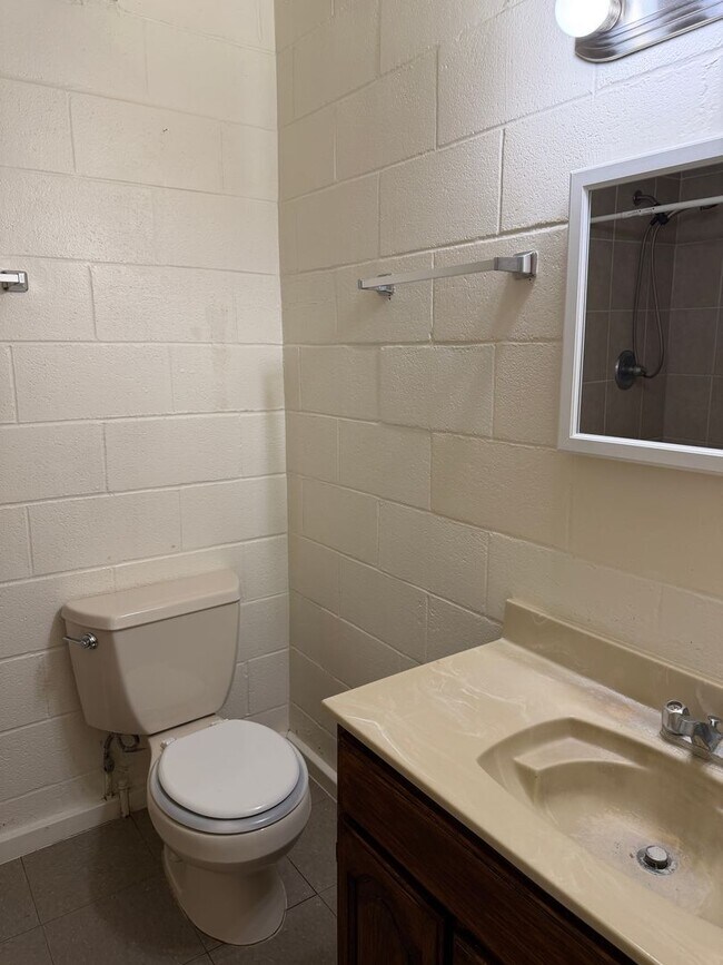 Building Photo - 8580 Lybbert Dr NE