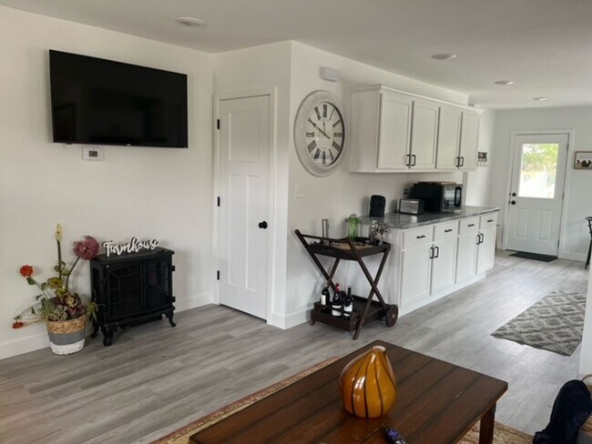 Building Photo - Cool 2 Bed House In Central COMO!