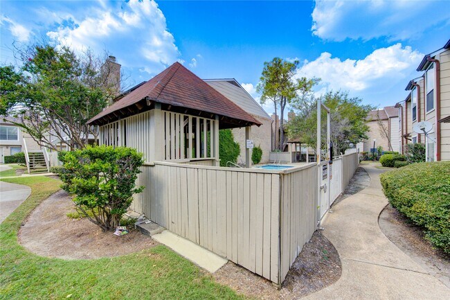 Building Photo - 2120 Wilcrest Dr