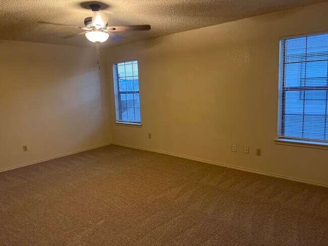 Building Photo - Remodeled 2 bedroom townhouse with loft !