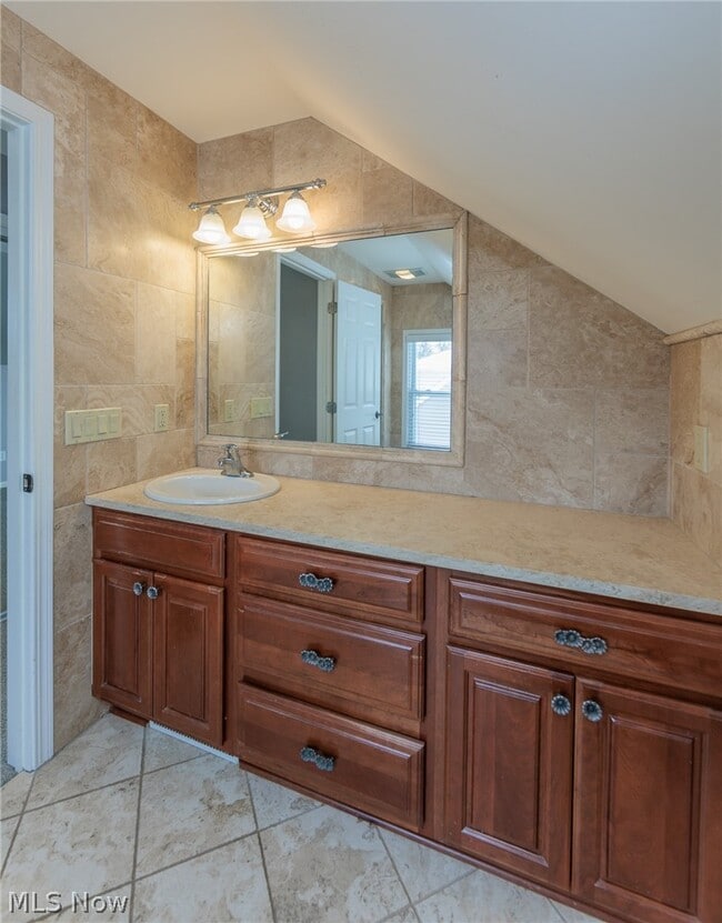 Building Photo - 23915 Glenhill Dr