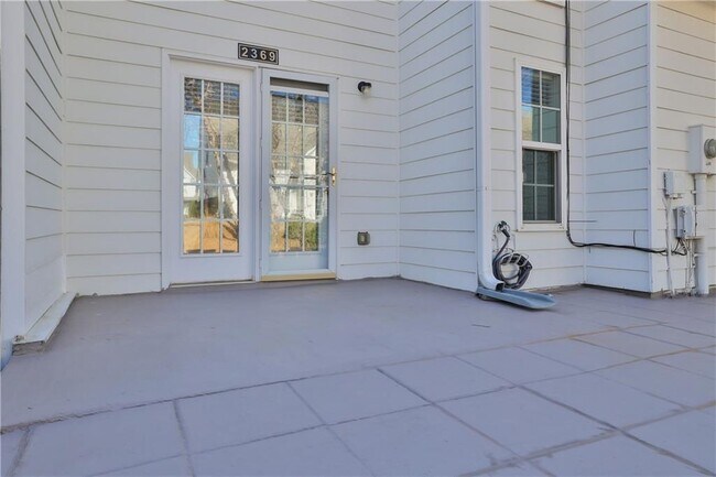 Building Photo - 2369 Suwanee Pointe Dr