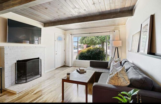 Building Photo - OPEN HOUSE 5/1   12-2pm. .Modern & Comfort...