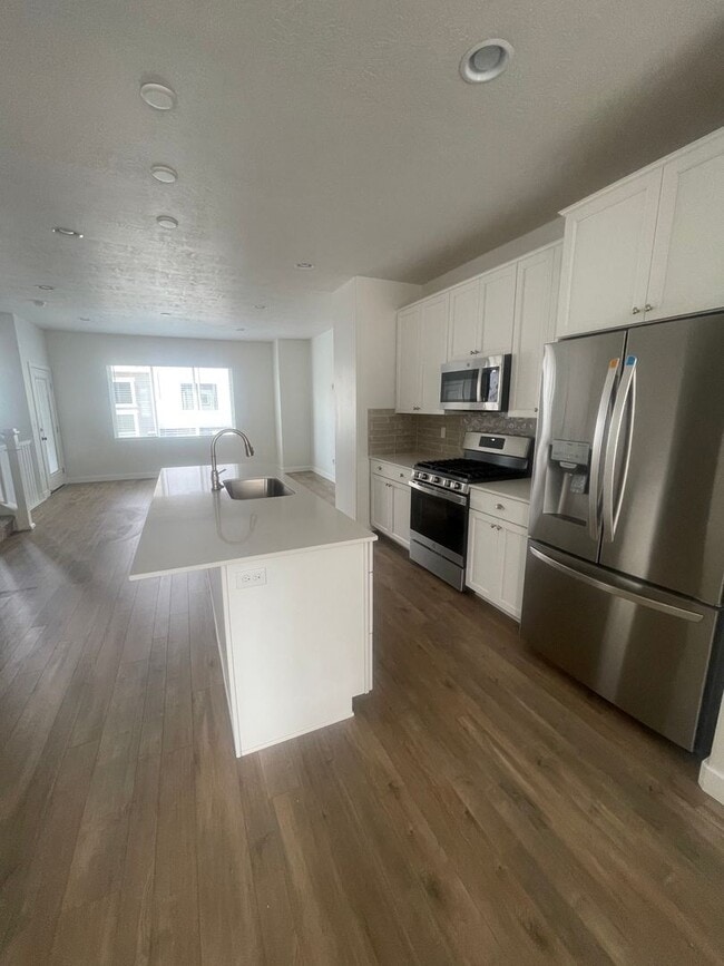 Building Photo - Beautiful New Townhome for Rent in Bluffdale!