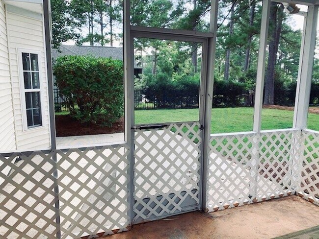 Building Photo - Location: Beautiful 3 bedroom, 2.5 bathroo...