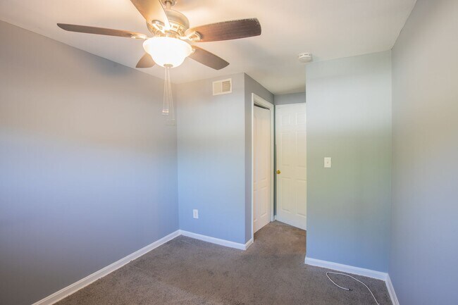 Building Photo - Amazing 4 BR/2 BA Semi-Detached Home in Ca...