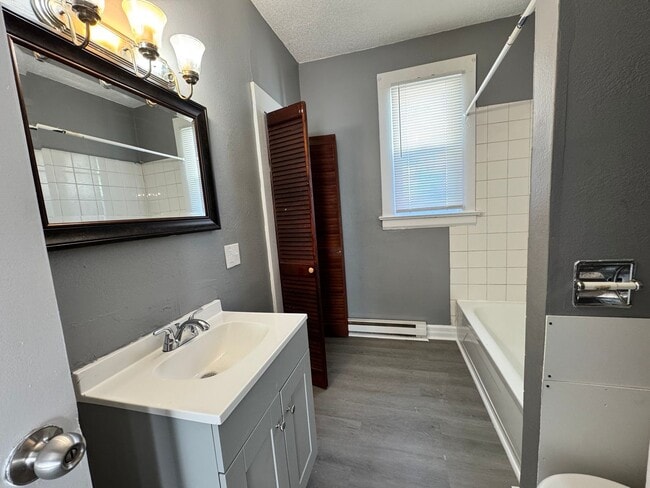 Building Photo - 2 Bedroom House