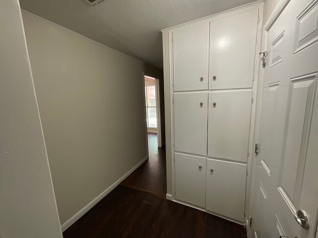 Building Photo - 308 E Kittyhawk Dr