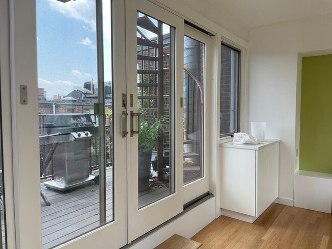 Building Photo - 33 Lawrence St