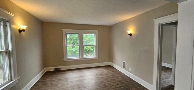 Building Photo - 10325-10325 Bernard Ave