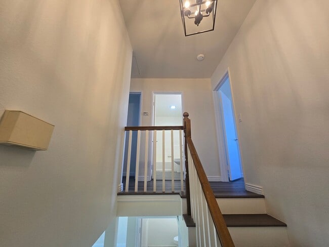 Building Photo - Beautifully renovated 3 Bed, 2 Bath condo!