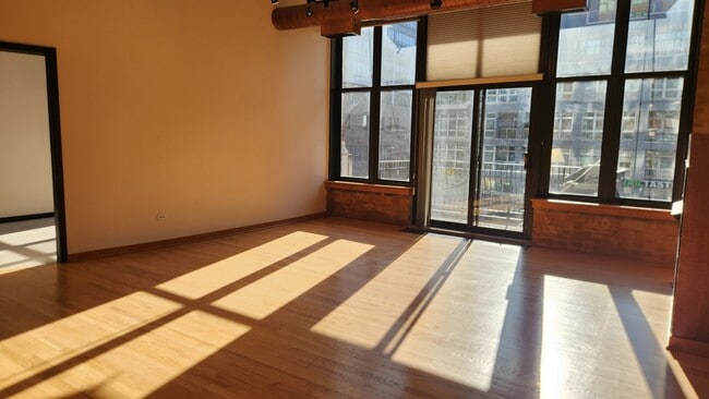 Building Photo - 333 W Hubbard St