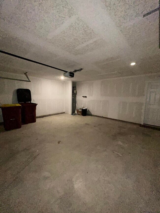Building Photo - 1048 Limpkin St