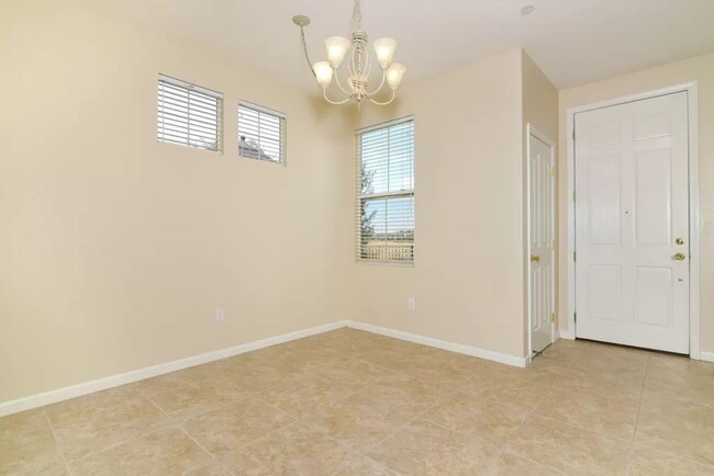 Building Photo - Beautiful Condo in Folsom Next to Greenbelt!