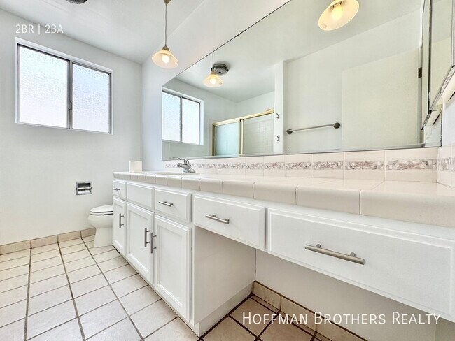 Building Photo - 1420 Rexford Dr