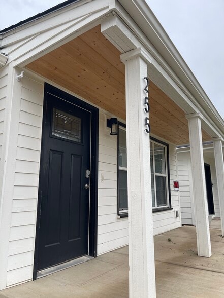 Building Photo - 255 Southview Pl S