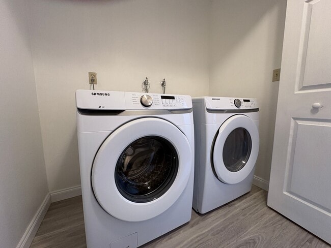 Building Photo - Charming Townhouse Located In Foster City Available Now!