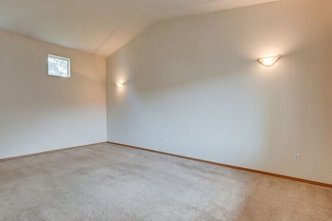 Building Photo - 3 Bedroom 2.5 Bath with 3 Car Garage